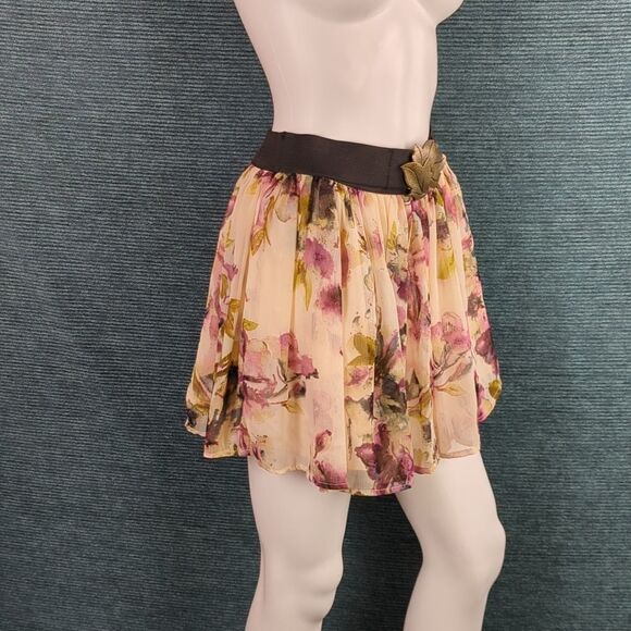 Charlotte Russe Floral Mini-skirt, Leaf Belt Buckle - Picture 12 of 14